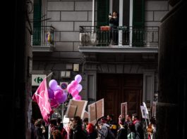 Un marș de Ziua Internațională a Femeii la Napoli. Consilierul de muncă al orașului, Chiara Marciani, a condamnat ca „absurd” anunțul de angajare prin care se solicita fotografii ale candidaților în costum de baie