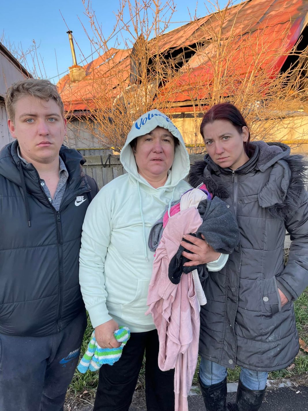 O mamă cu doi copii au rămas pe drumuri după ce le-a ars casa