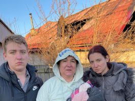 O mamă cu doi copii au rămas pe drumuri după ce le-a ars casa