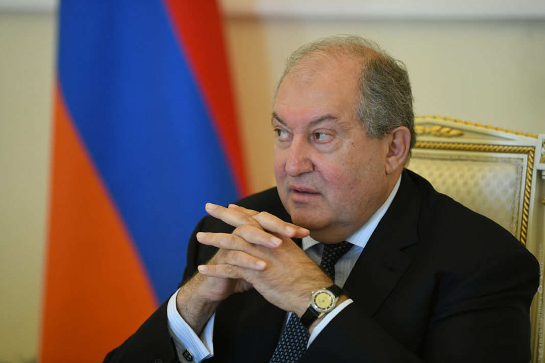 Preşedintele armean Armen Sarkissian a demisionat din cauza puterilor limitate pe care le are conform Constituției Citeşte întreaga ştire: Preşedintele armean Armen Sarkissian a demisionat din cauza puterilor limitate pe care le are conform Constituției