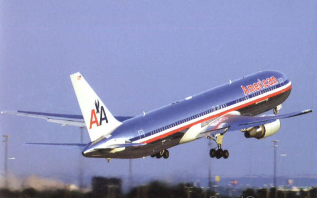 Un avion care zbura de la Miami la Londra a făcut drum întors pentru că o pasageră a refuzat să poarte mască