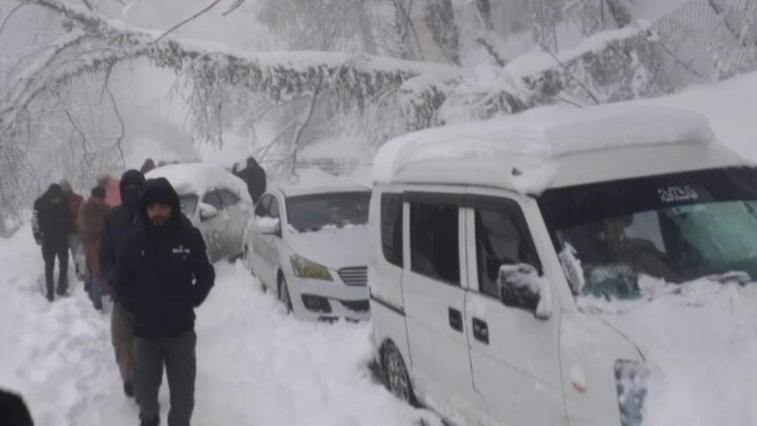 (VIDEO) Furtună de zăpadă în Pakistan. Cel puțin 16 turiști au murit în mașini