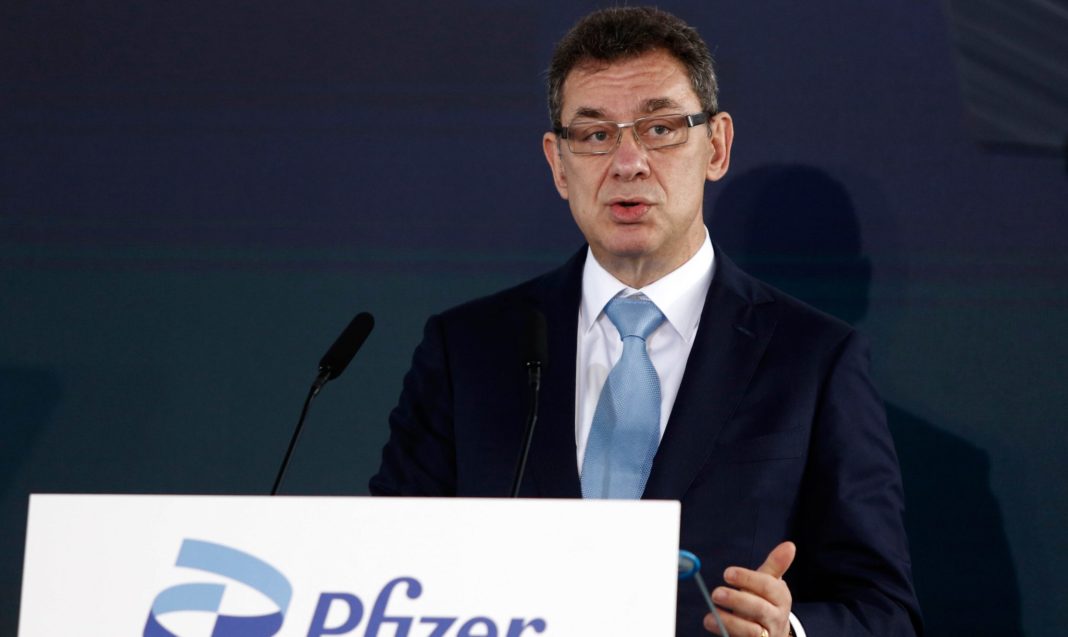 CEO-ul Pfizer: Actualul val al pandemiei ar trebui să fie ultimul cu restricții