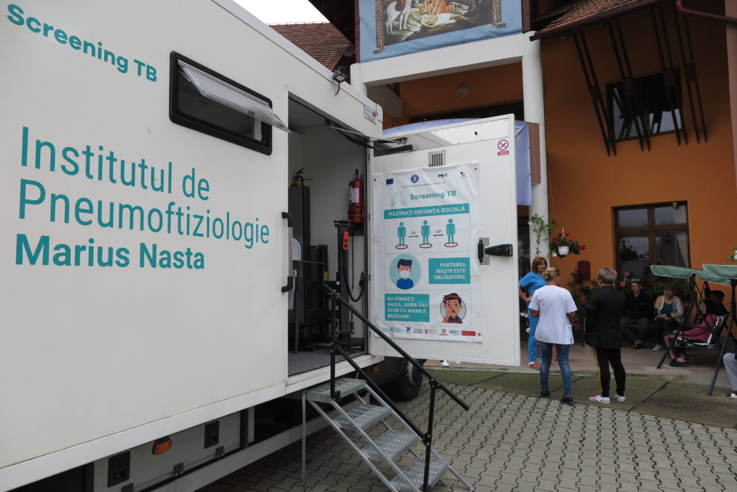 Proiectul Screening TB din care face parte caravana ce oferă servicii medicale gratuite doljenilor din zone rurale unde au fost înregistrate în ultimii ani cazuri de tuberculoză este  derulat cu fonduri europene