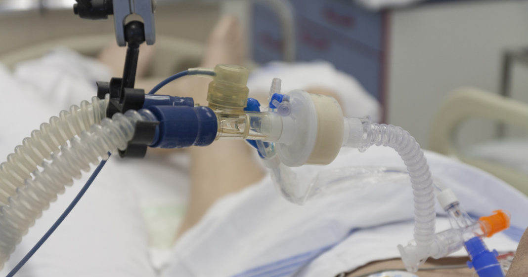 O pacientă a oprit ventilatorul unei colege de salon pentru că o enerva zgomotul