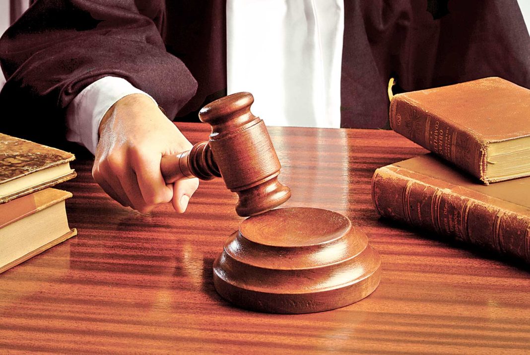Un bărbat a ameninţat patru judecători ca să obţină sentinţe favorabile în procesele pe care le avea