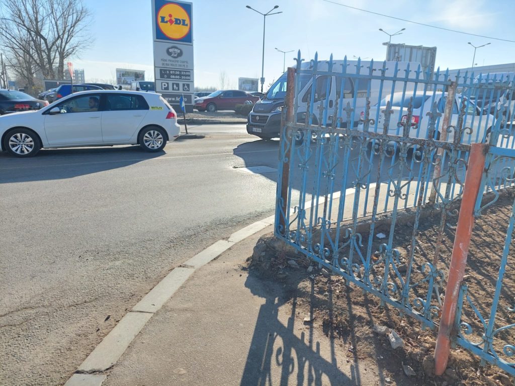 Gardul bisericii de la Spitalul Militar, ca bomboana pe colivă