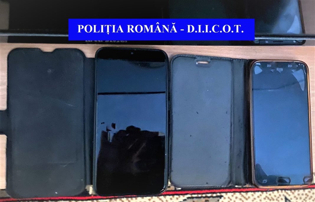 Polițiștii au ridicat, în vederea continuării cercetărilor, patru telefoane mobile, un laptop și două memory stick-uri