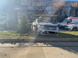 O maşină a ajuns pe scuar, pe Calea Bucureşti