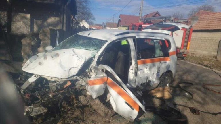 Patru răniţi după ce o ambulanţă privată a intrat într-un zid