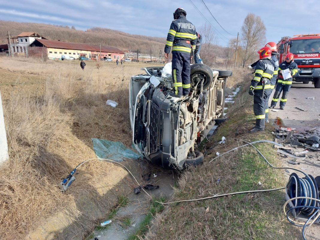 Mehedinţi: Accident cu doi răniţi la intrare în Strehaia