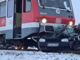 O şoferiţă a murit după ce maşina ei a fost lovită de tren