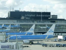 Un bărbat a călătorit din Africa de Sud în Olanda în compartimentul roților unui avion