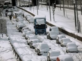 Mii de persoane înzăpezite, salvate luni noapte de pe o autostradă din Grecia
