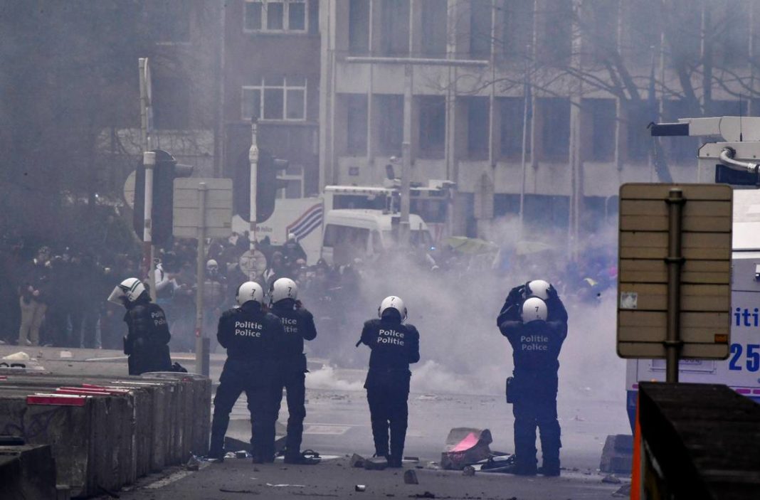 Protest violent la Bruxelles faţă de măsurile sanitare