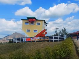 O casă "răsturnată", atracţie turistică în Columbia