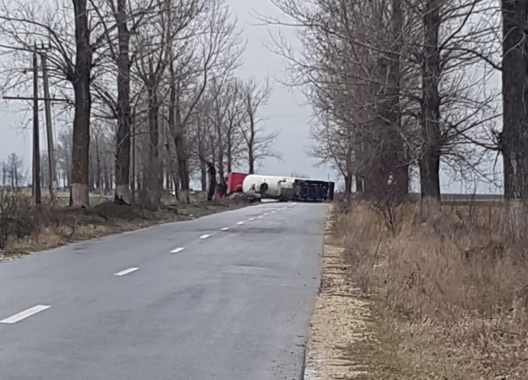 Cisternă cu 12 tone de GPL, răsturnată pe şosea