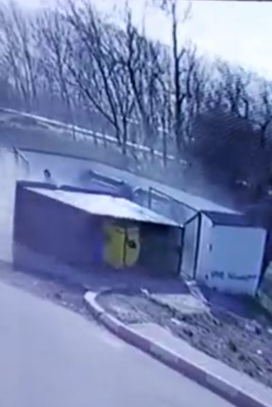 container gunoi Matasari (2) Containerul din metal a fost luat pe sus de vântul care sufla cu putere și a fost foarte aproape să o lovească pe femeia care atunci arunca gunoiul