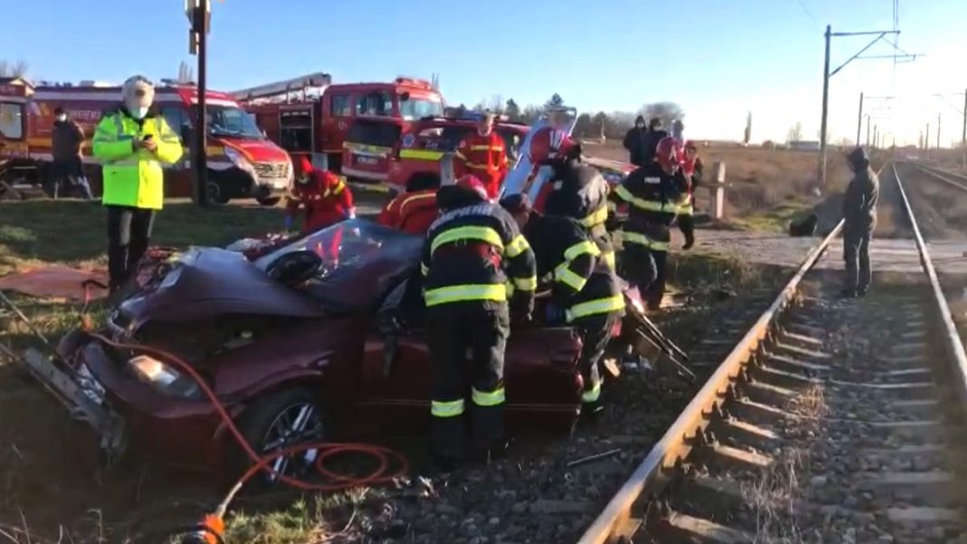 Un bărbat şi o femeie au murit după ce maşina lor a fost lovită de tren