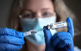 A patra doză de vaccin anti-COVID la vârstnici crește de trei ori protecția față de formele grave de boală