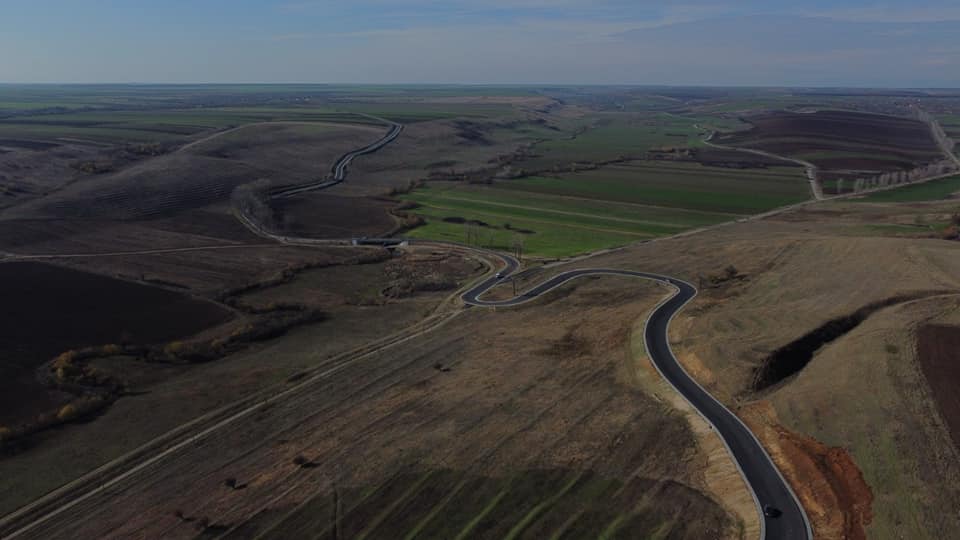 Ce drumuri judeţene se pregătesc de asfaltare în Dolj. Râpa Roşie, cel mai spectaculos tronson al DJ 552 Craiova - Cetate.