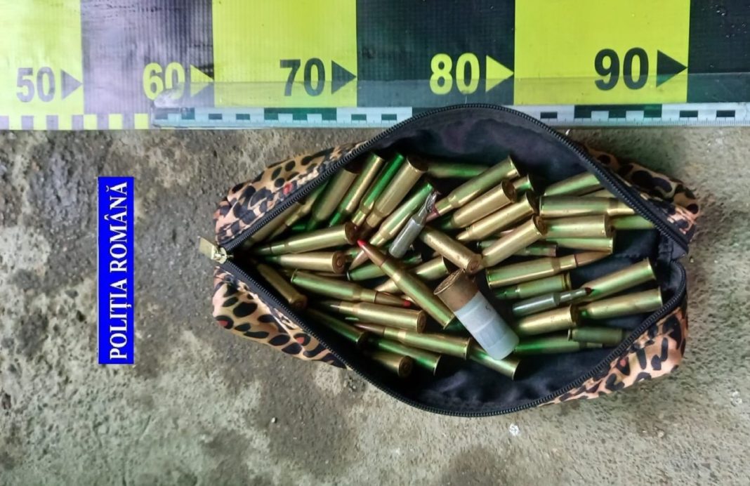 Un bărbat care deținea ilegal pistoale, sute de cartușe și grenade - prins de polițisti