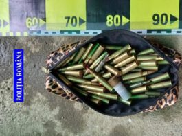 Un bărbat care deținea ilegal pistoale, sute de cartușe și grenade - prins de polițisti