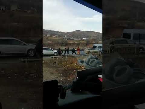 Patru persoane, amendate pentru o bătăie în trafic, după ce o maşină a depăşit coloana pe dreapta