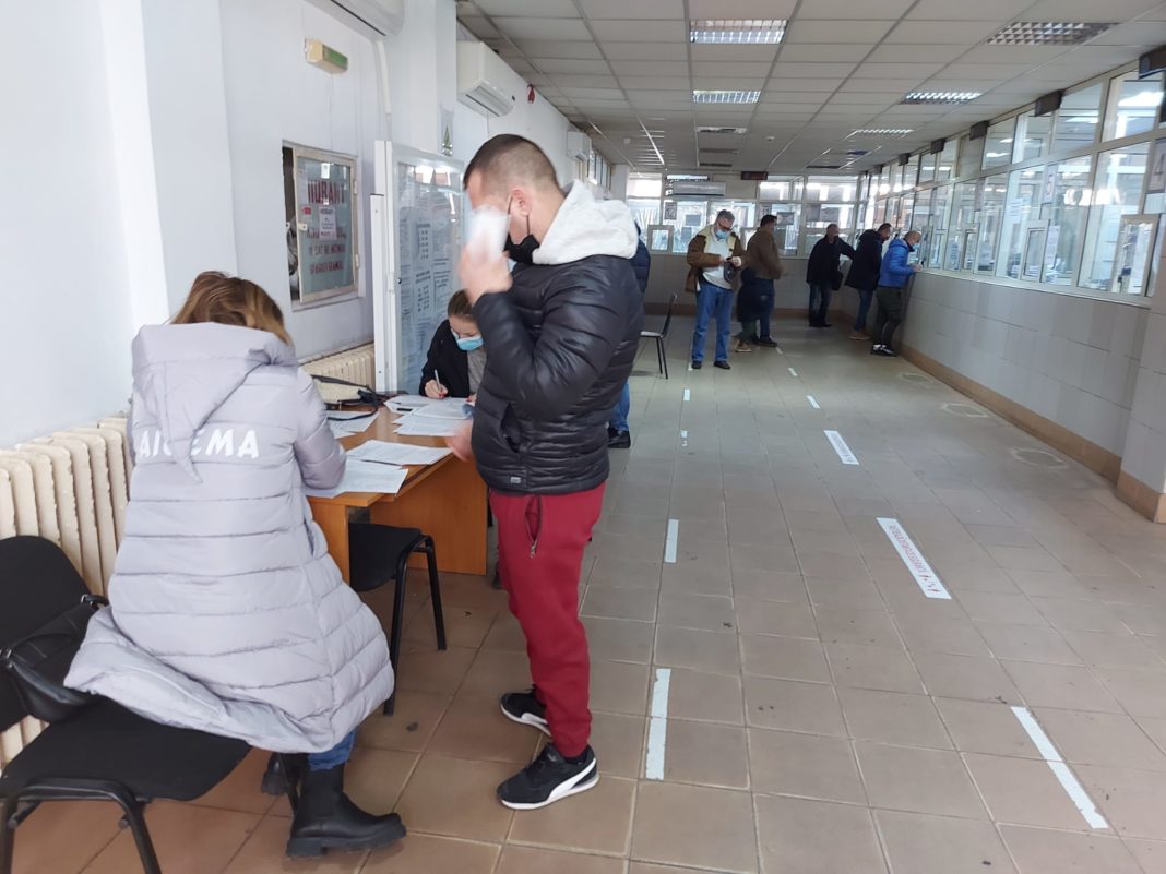 În faţa ghişeelor de la DIT