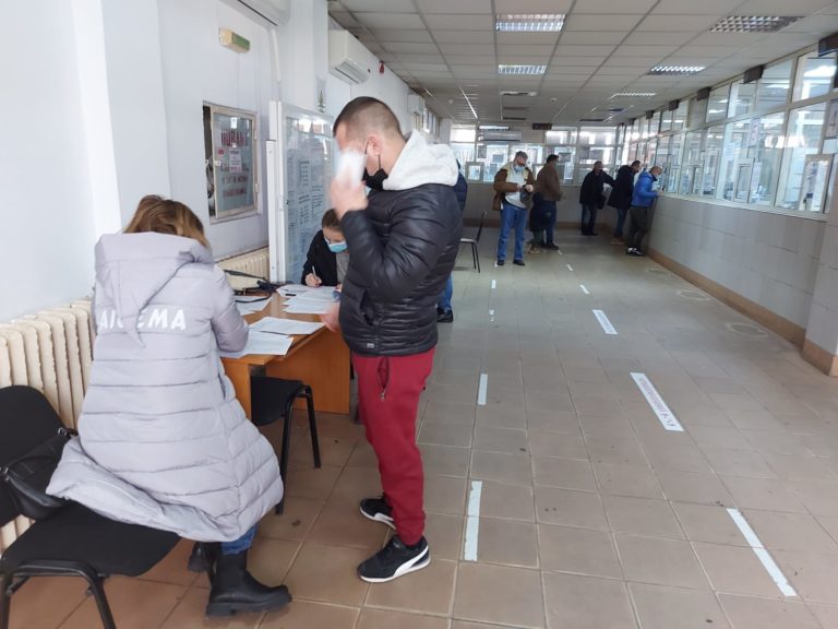 În faţa ghişeelor de la DIT