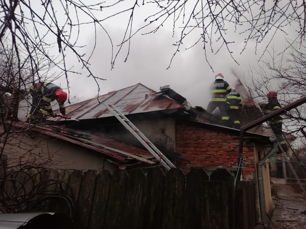 Noapte de foc pentru pompierii din Caracal. Au intervenit la două incendii în șase ore.