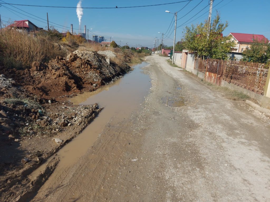 Parte a coridorului care va lega Centura de Nord cu rocada Craiovei, strada Mălinului va fi modernizată la pachet cu canalul adiacent. Acum, ea arată mai rău ca un drum de ţară, mai ales când plouă.