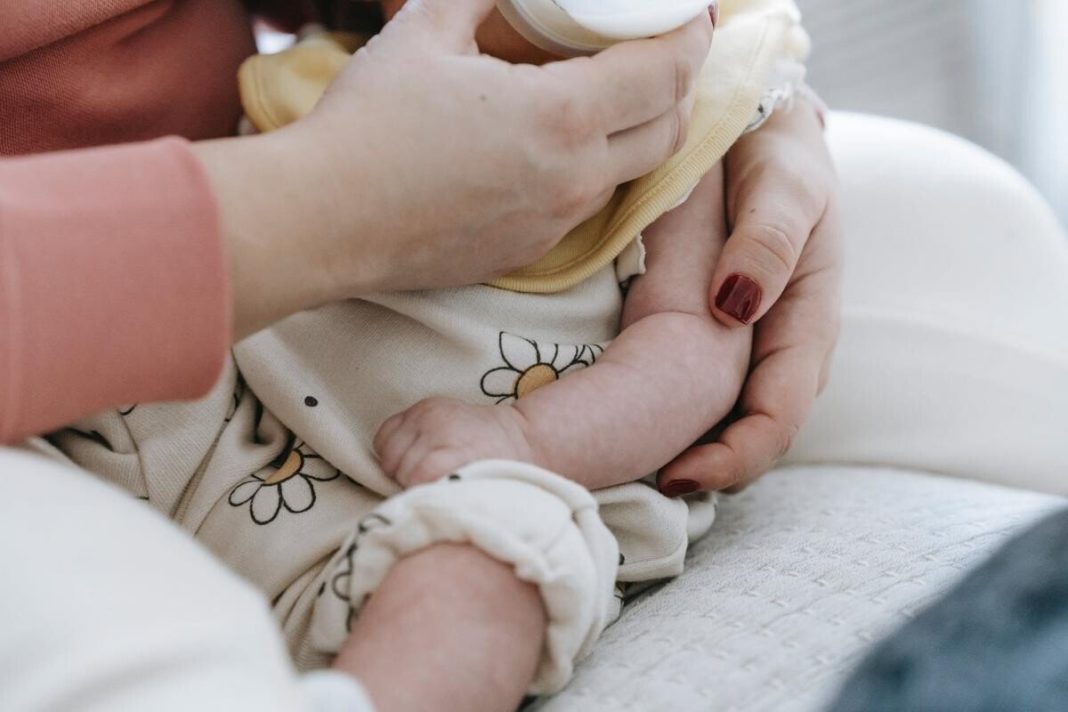Omicron a crescut riscul de transmitere de la mame la copii