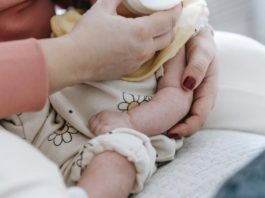 Omicron a crescut riscul de transmitere de la mame la copii