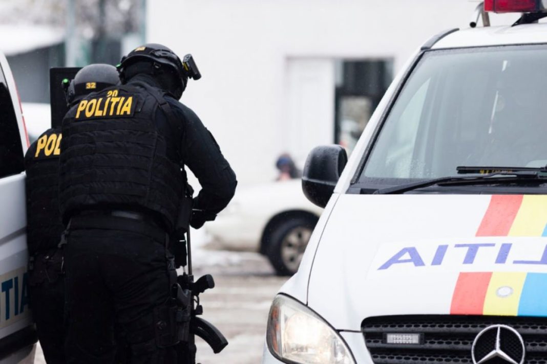 Percheziţii la proxeneți din Vaslui care duceau fete la produs în Belgia