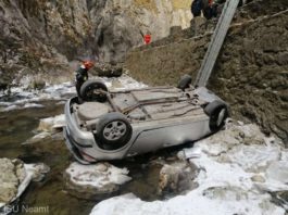 Un autoturism cu trei persoane s-a răsturnat în râul Bicaz