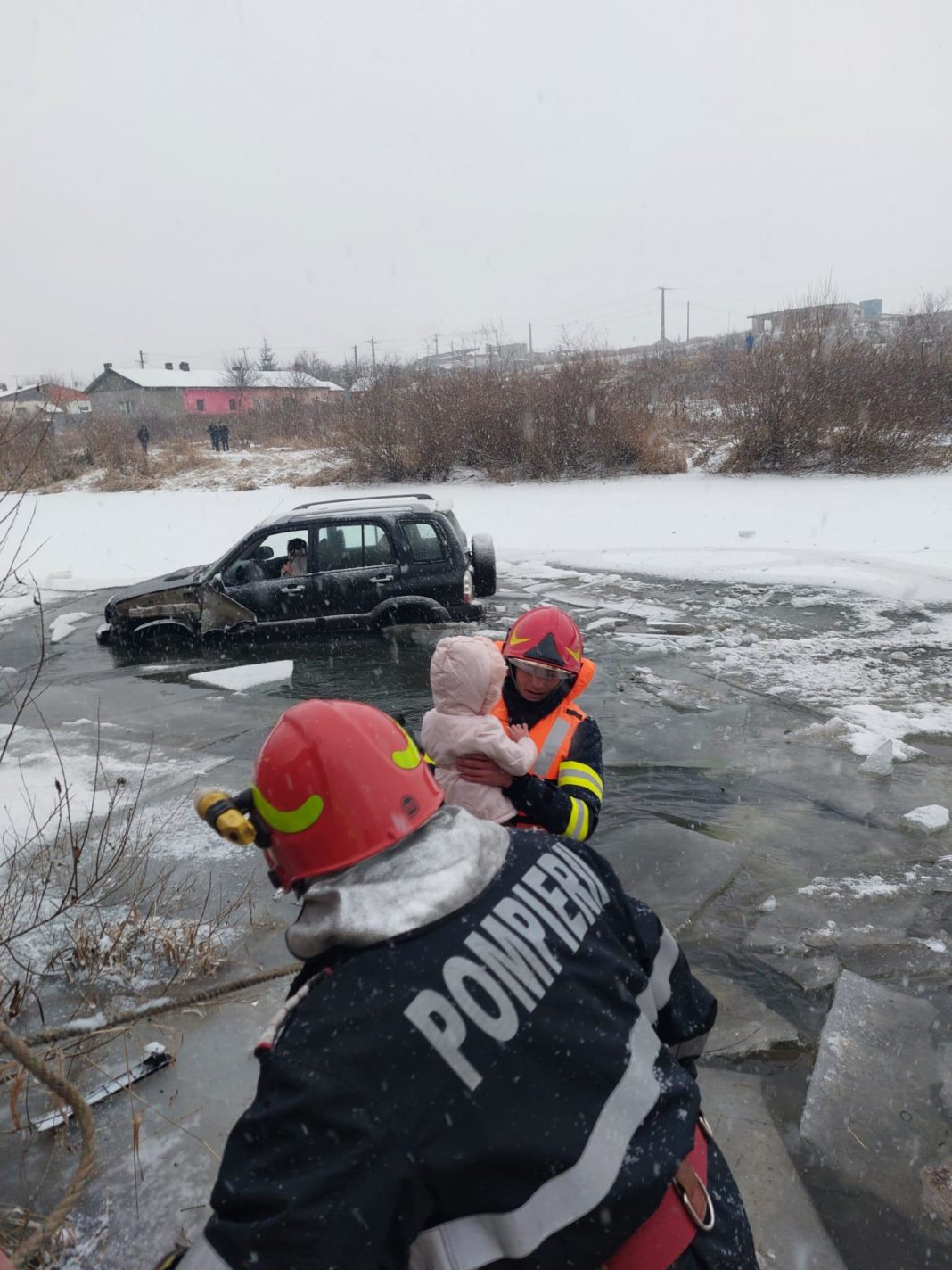 O femeie şi fetiţa ei de trei ani, scoase din râul Mureş
