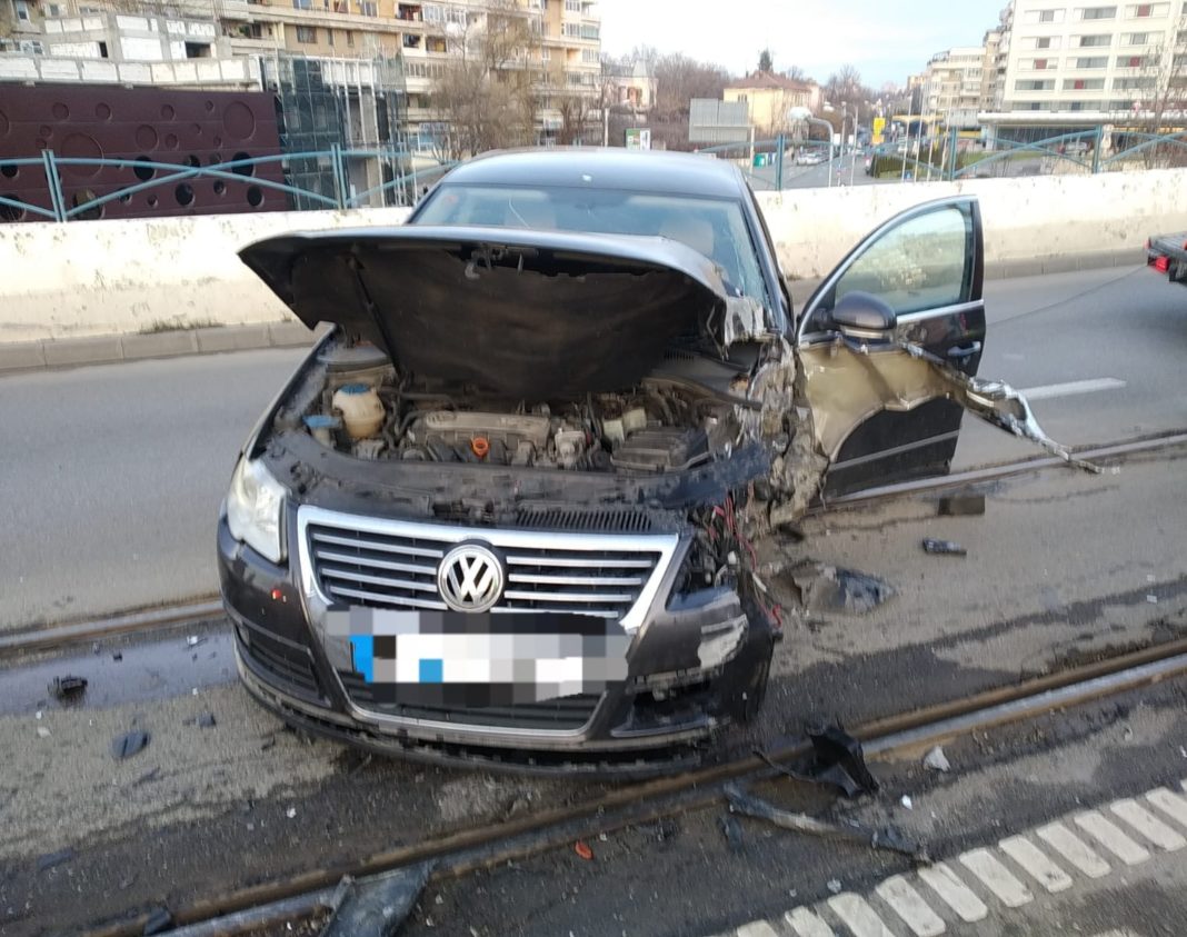 O şoferiţă a intrat cu maşina într-un stâlp, pe pasajul suprateran din Craiova