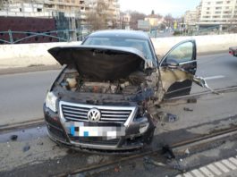 O şoferiţă a intrat cu maşina într-un stâlp, pe pasajul suprateran din Craiova