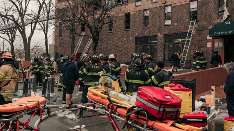 (VIDEO) Incendiu într-un bloc din New York: Cel puţin 19 oameni au murit
