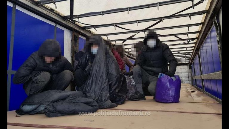 (VIDEO) Cincisprezece migranţi, depistați ascunşi în două automarfare la Nădlac