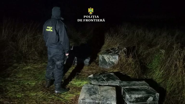(VIDEO) Doi ucraineni depistaţi la graniță cu 7.500 pachete țigări