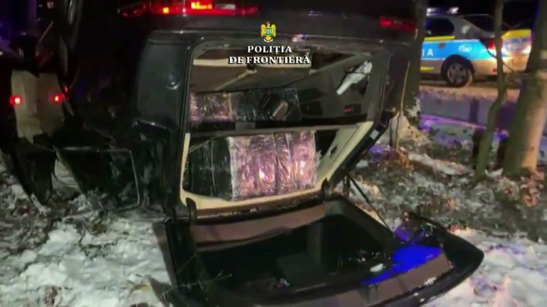 (VIDEO) S-a răsturnat cu autoturismul plin cu țigări de contrabandă
