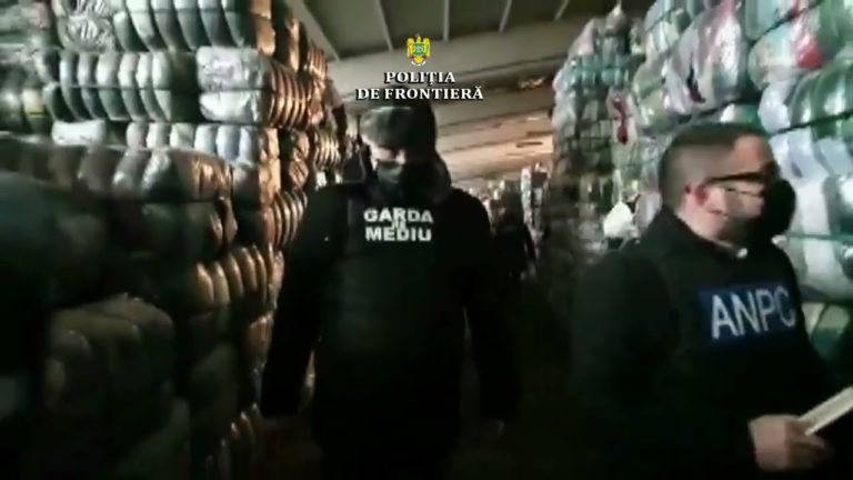 (VIDEO) 500 tone de deșeuri din haine second-hand, descoperite în Târgu Mureș