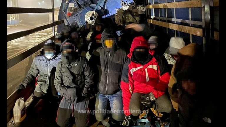 (VIDEO) 27 de migranţi ascunși într-un TIR, depistați în vestul ţării 