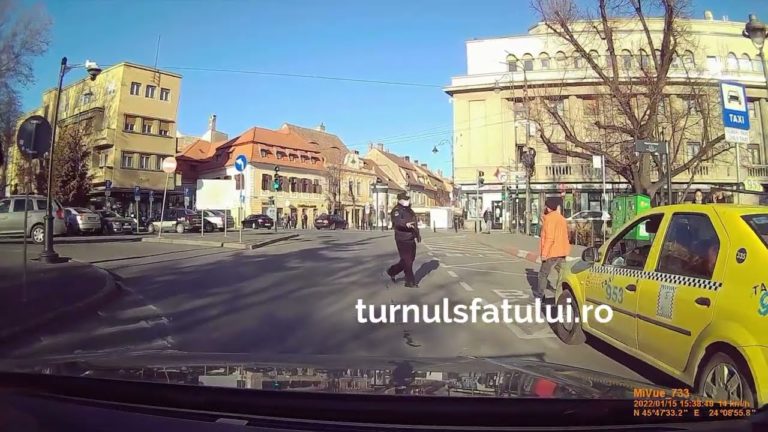 (VIDEO) Un polițist local a bătut un om al străzii pentru că nu purta mască