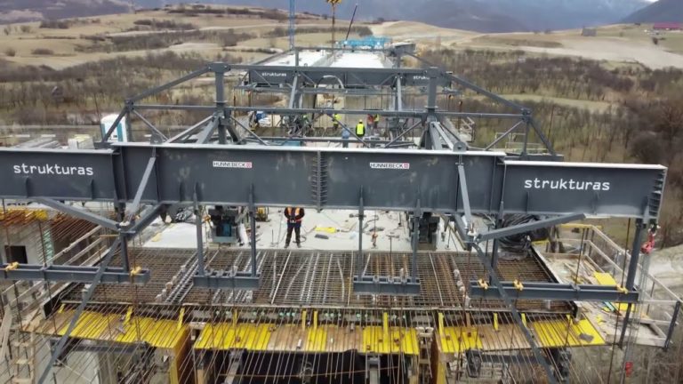 (VIDEO) Viaductul Tălmăcel va fi dat în trafic în 2022