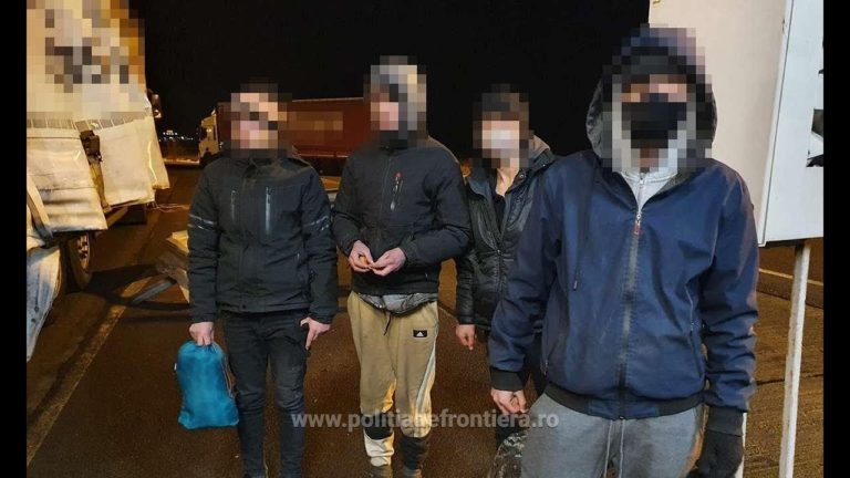 (VIDEO) Migranţi din India şi Afganistan, depistaţi ascunşi în automarfare