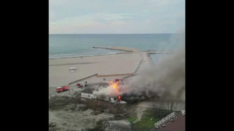 (VIDEO) Incendiu puternic pe o plajă din Constanța