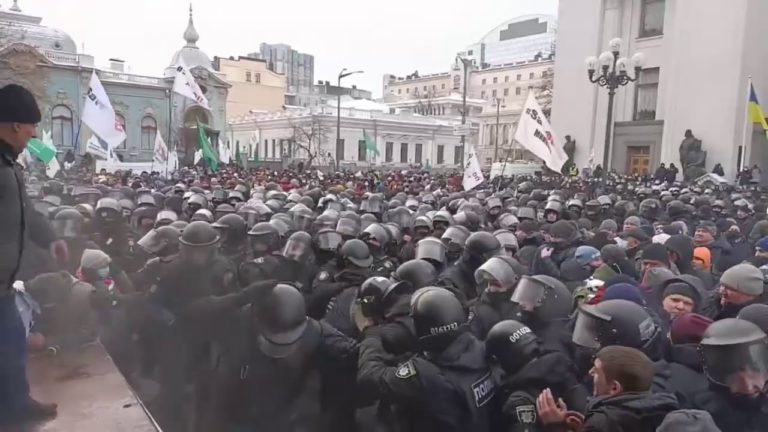 (VIDEO) Împușcături și bătaie în fața Parlamentului Ucrainei